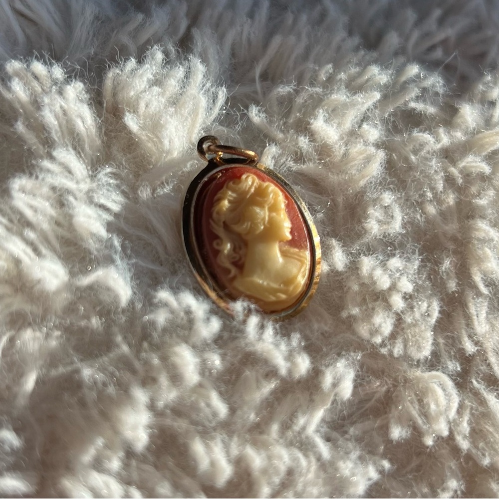Vintage Cameo Pendant - Picture 3 of 5